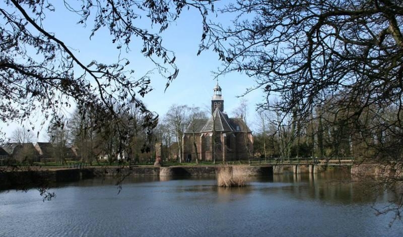 Zicht over de fundamenten van kasteel Egmond op de Slotkapel